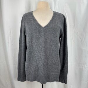 Cashmere Halogen Relaxed Fit Gray V-Neck Sweater